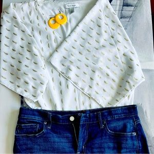 Fun white blouse whit gold accents